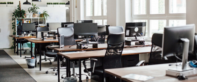 Ein modernes Büro von innen mit einem leeren Schreibtisch