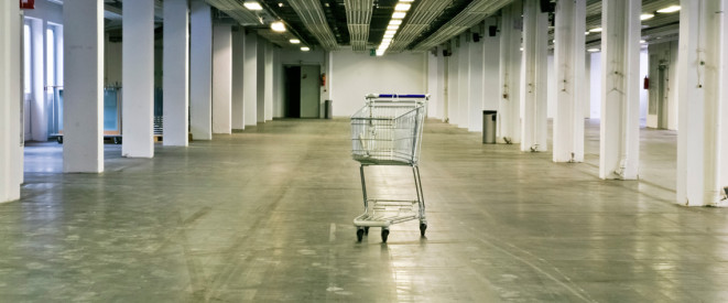 Einkaufswagen in einer leeren Lagerhalle