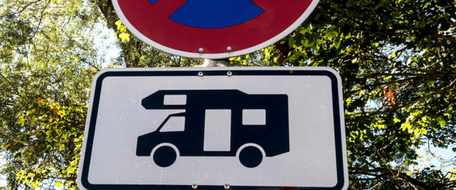 Straßenschild zeigt Parkverbot für Wohnwagen