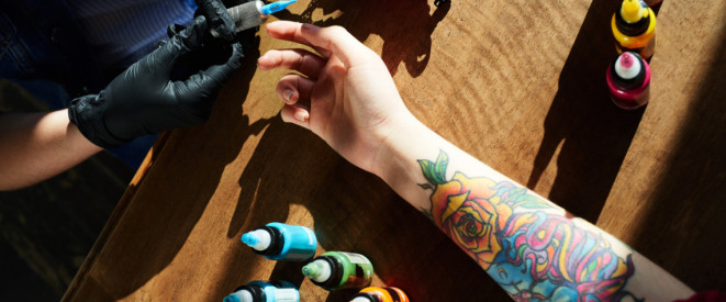 Bunte Tattoos sind bald verboten: Stimmt das?