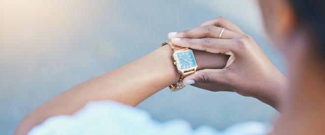 Nahaufnahme Blick auf Armbanduhr am Handgelenk