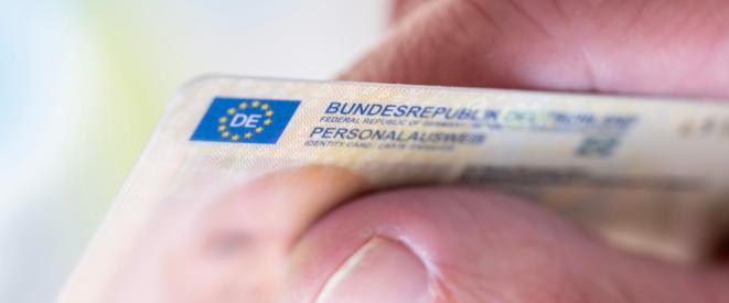 Nahaufnahme Personalausweis in einer Hand