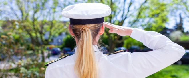 Marinesoldatin macht Militärgruß