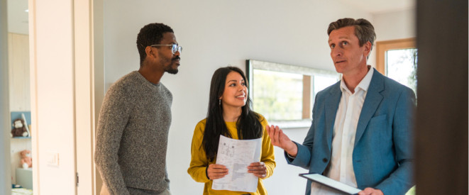 Paar bei der Wohnungsbesichtigung