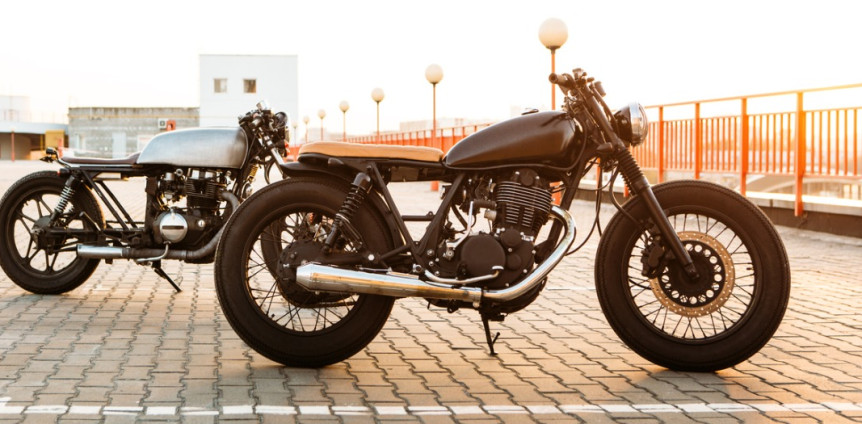 Motorrad parken: Die Regeln gemäß StVO. Zwei parkende Motorräder.