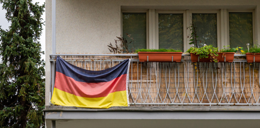 Deutschlandflagge an einem Balkon