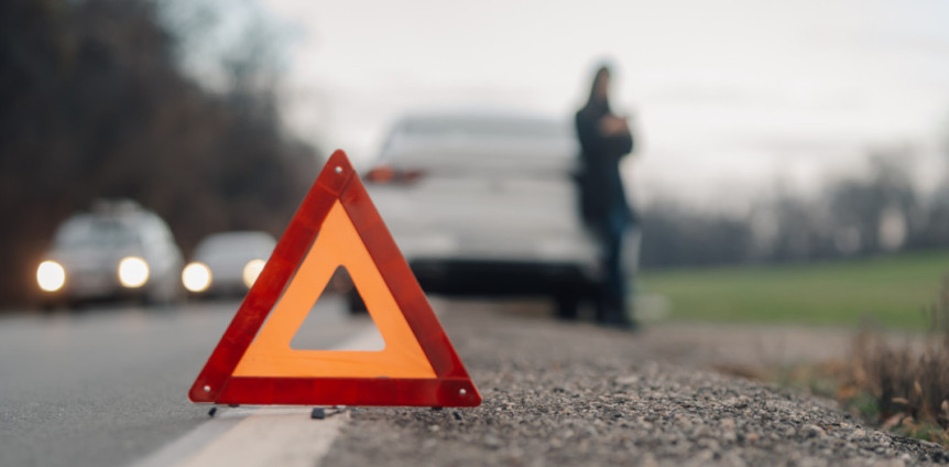 Warndreieck auf Landstraße bei Autounfall