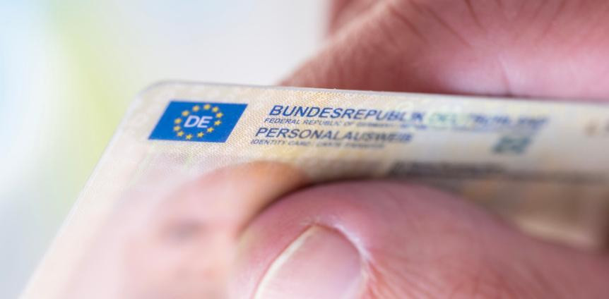 Nahaufnahme Personalausweis in einer Hand