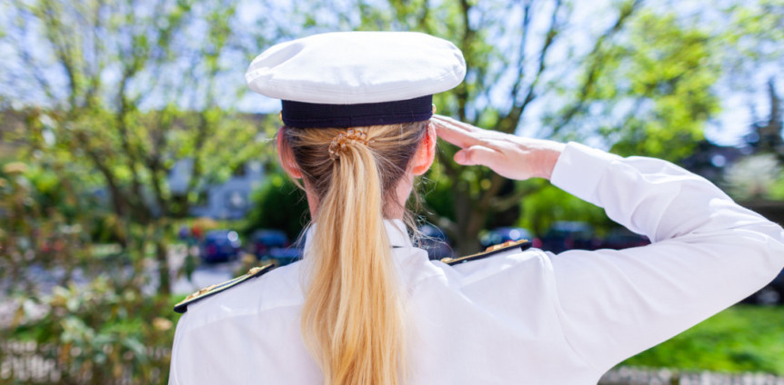 Marinesoldatin macht Militärgruß