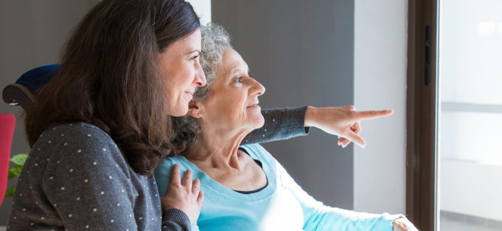 Mutter und Tochter schauen aus dem Fenster