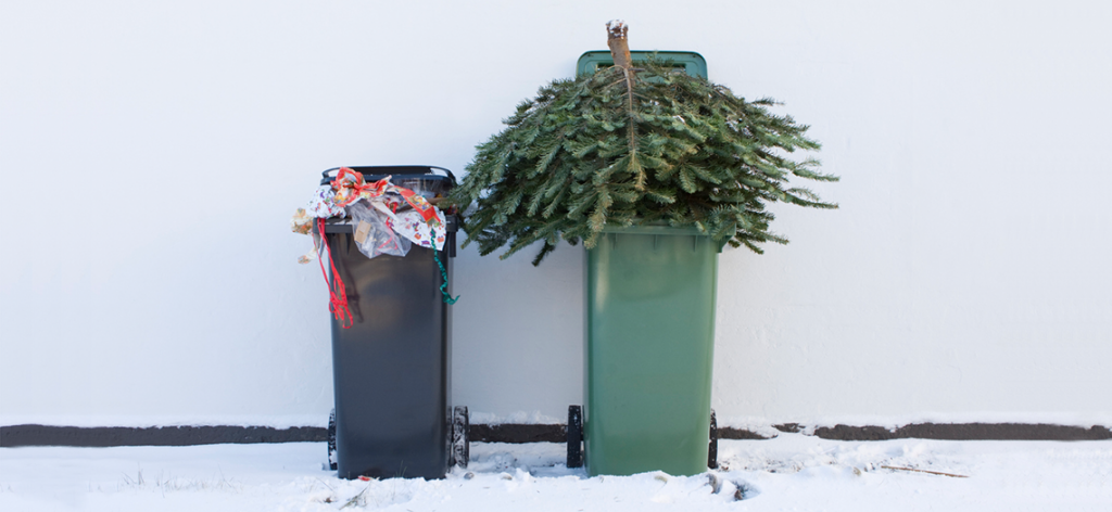 Mülltonne mit Geschenkpapier, Biotonne mit Tannenbaum