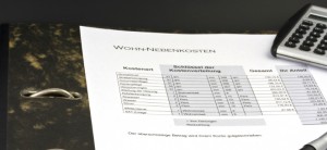 Tschenrechner liegt auf Abrechnung aus Papier