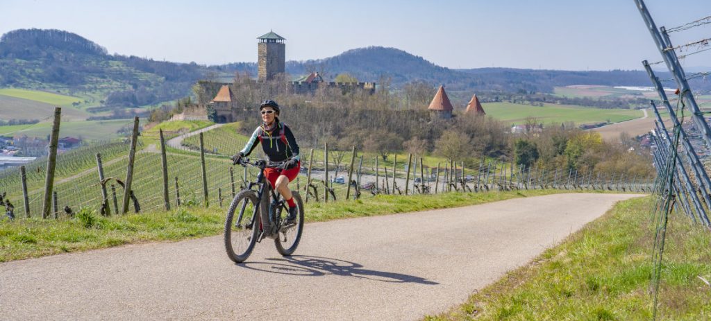 Fahrradfahrerin in den Bergen