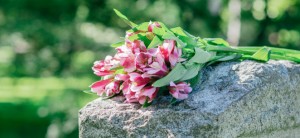 Tulpenstrauß auf Grabstein