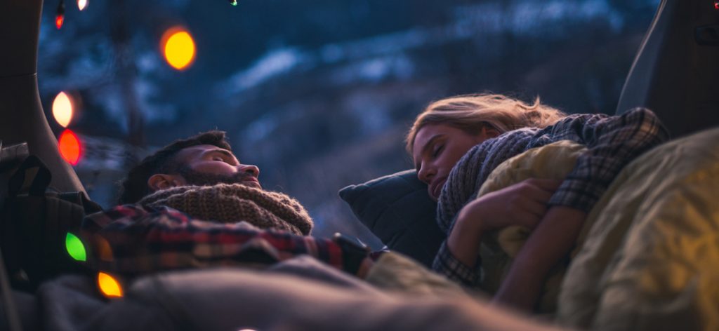 Schlafen im Auto. Schlafset zur bequemen Übernachtung im Auto (auch für  Camping oder zu Hause)