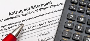 Antrag auf Elterngeld und Taschenrechner 