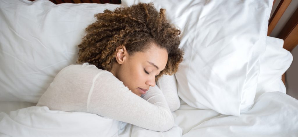 Junge Frau schläft im Bett Junge Frau schläft im Bett