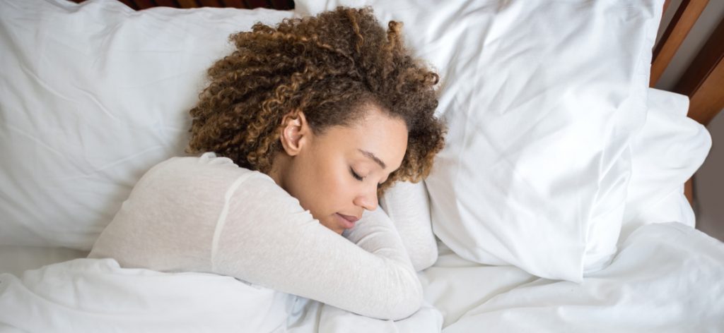 Junge Frau schläft im Bett