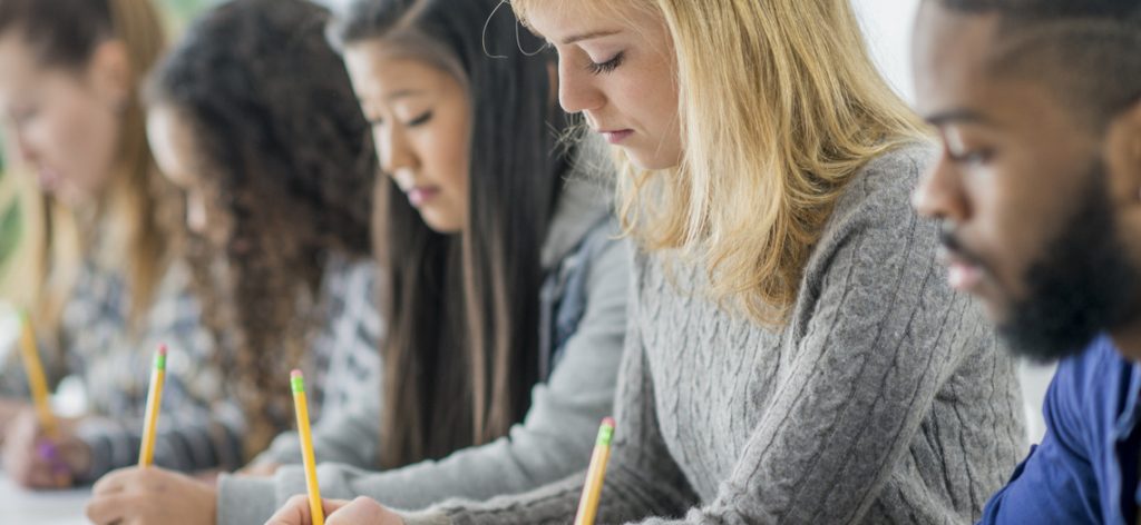 Männer und Frauen beim Einbürgerungstest