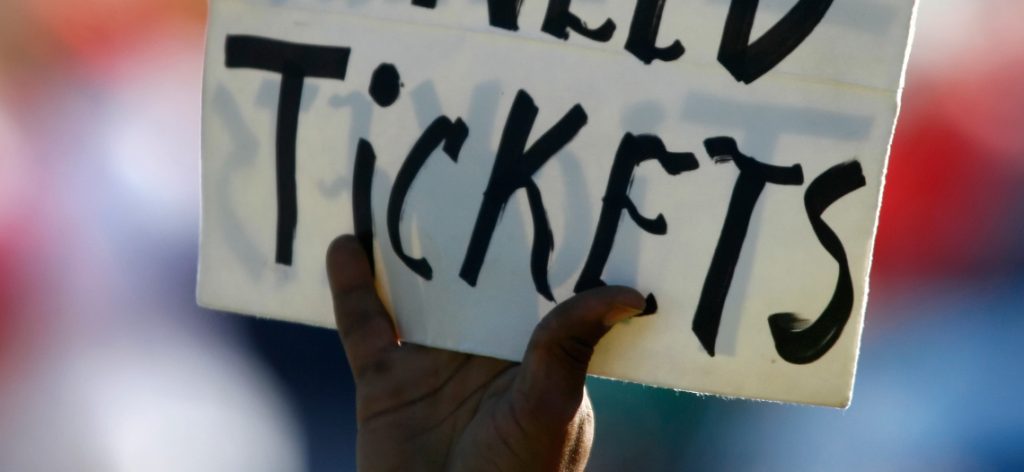 Schild mit der Aufschrift Tickets wird hochgehalten