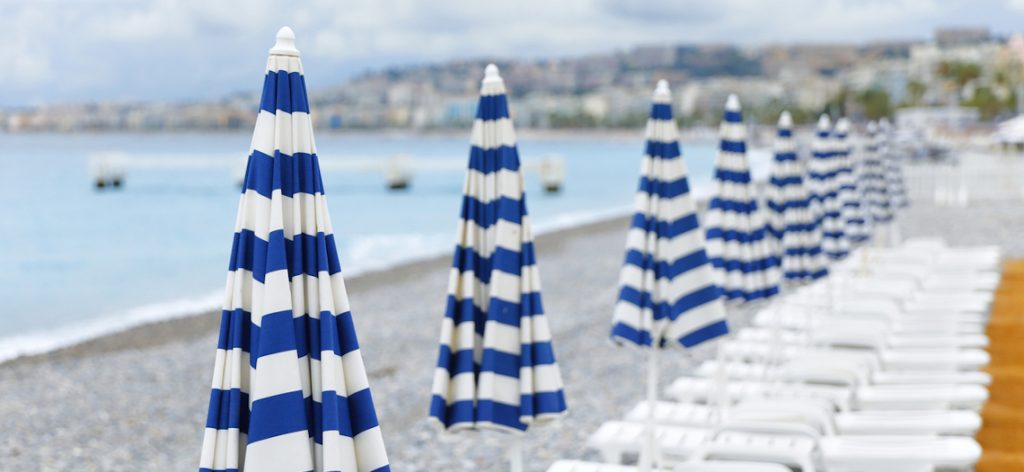 Reisewarnung wegen Corona: Bedeutung und Folgen für Urlauber Leere Liegen an einem Strand