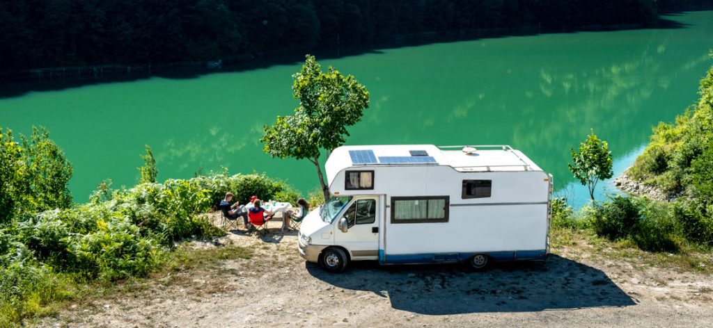 Familienausflug im Wohnmobil im Sommer am See