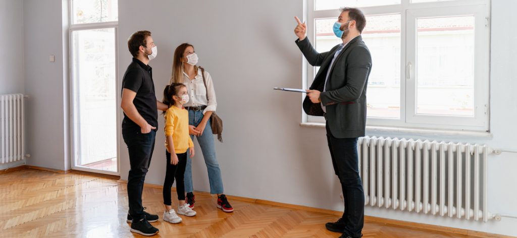 Makler zeigt glücklicher Familie eine Wohnung Makler zeigt glücklicher Familie eine Wohnung