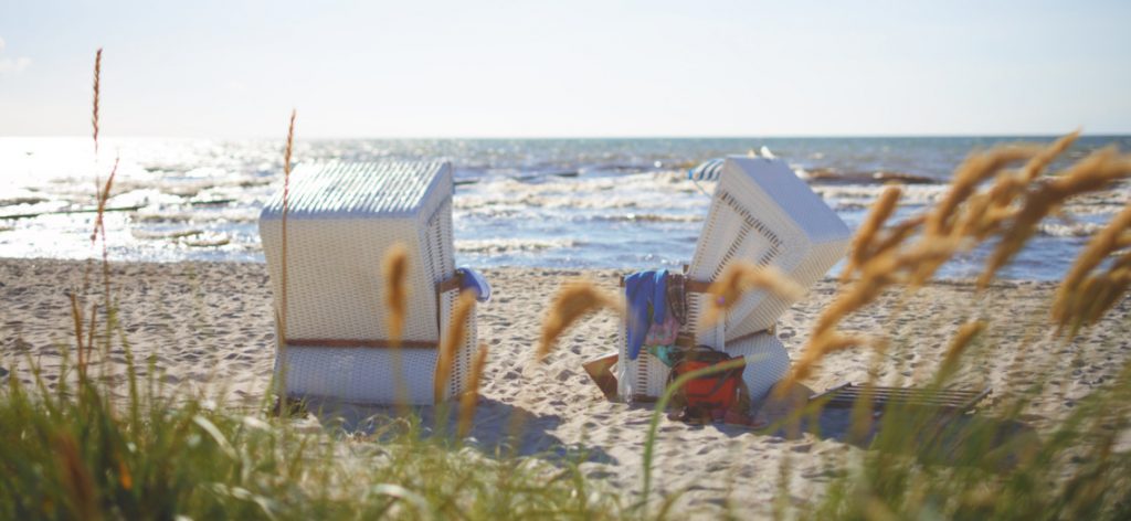 Strandkörbe von hinten in der Abendsonne