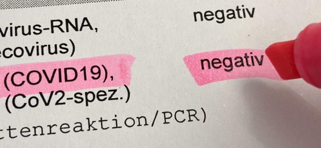 3G-Regel: Das gilt in Restaurant, Stadion, Friseursalon und Co. Text in dem das Testergebnis "negativ" markiert ist.