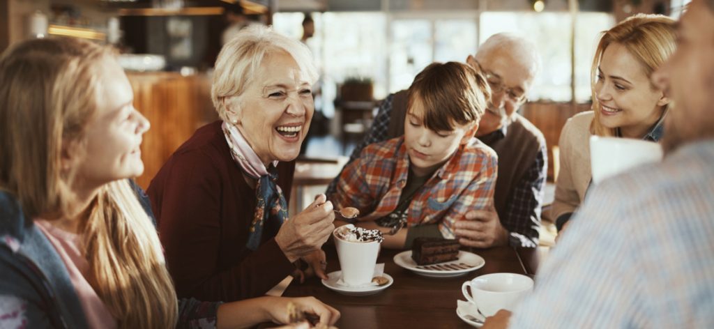 3G-Regel: Das gilt in Restaurant, Stadion, Friseursalon und Co. Fröhliche Familie genießt ihre Zeit zusammen in einem Cafe.