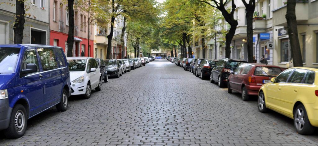 Parkende Autos auf einer Berliner Straße