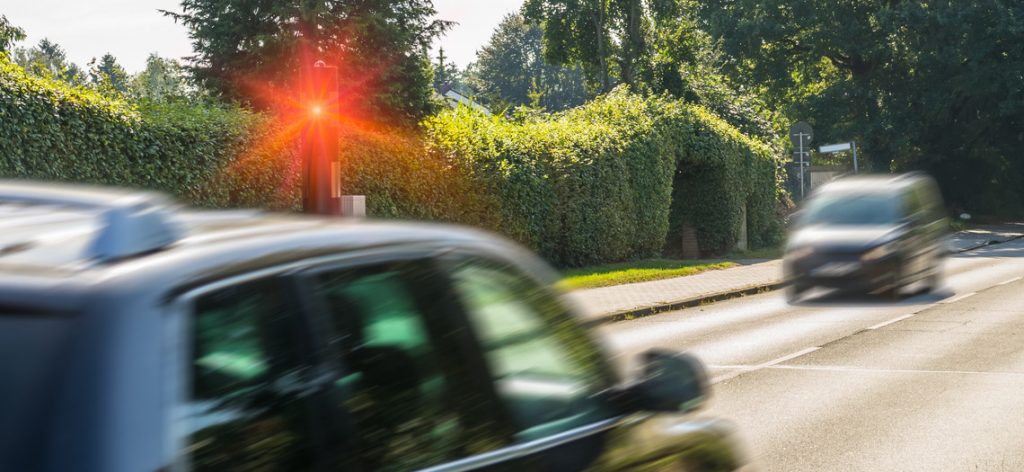 Auto wird von einem Geschwindigkeitsmessgerät geblitzt.