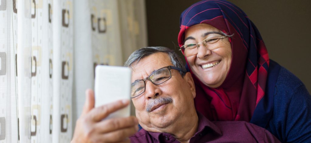 Älteres Paar macht ein Selfie mit dem Handy