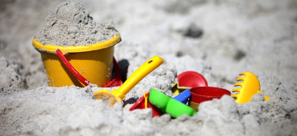 Ein Sandkasten mit Spielzeug im Sand