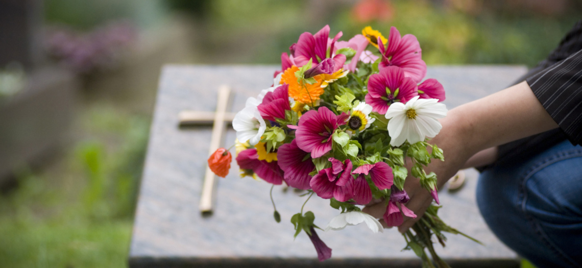 So kannst du ein Grab auflösen oder umbetten lassen