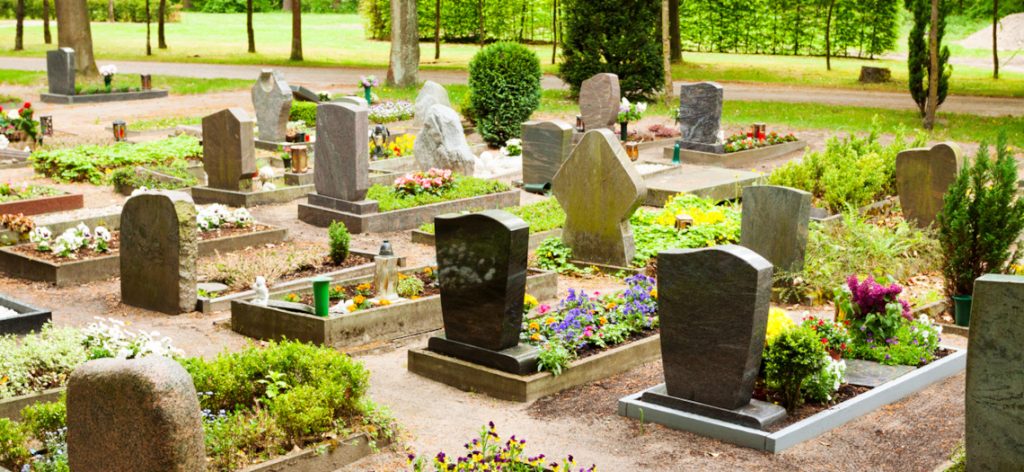 Gräber auf einem Friedhof in einem Wald