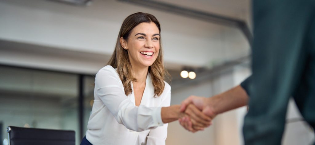 Business Frau schüttelt einem Mann die Hand