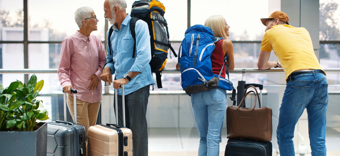 Wartende Passagiere am Flughafen
