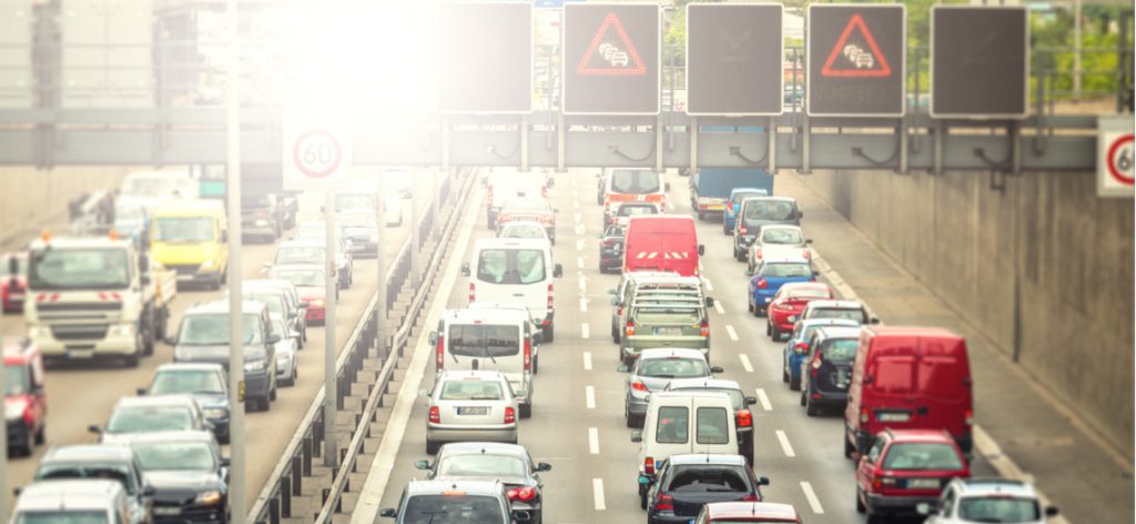Viele Autos auf einer dreispurigen Autobahn