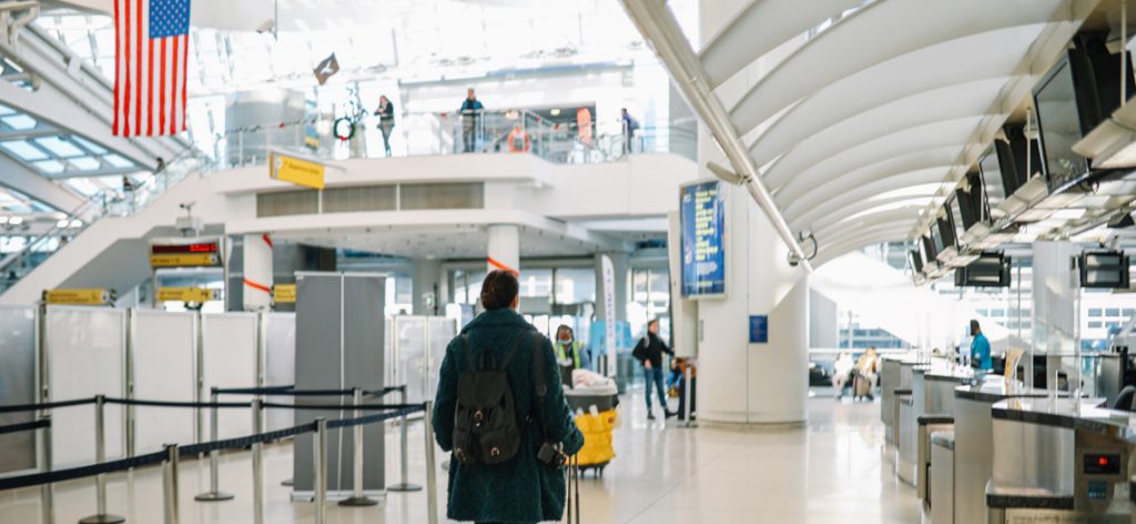 Frau mit Gepäck am Flughafen in den USA