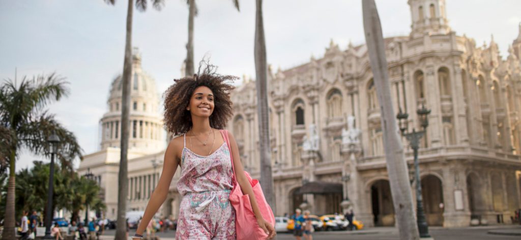 Frau mit Sommerkleid Urlaub in einer Stadt mit Palmen