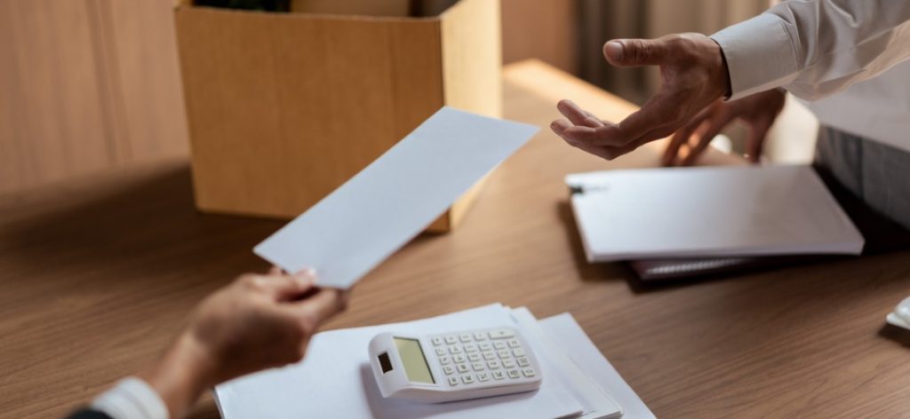 Arbeitnehmerin übergibt Arbeitgeber Kündigung in Büro