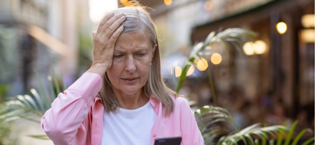 Ältere Frau im Urlaub verzweifelt Hand am Kopf