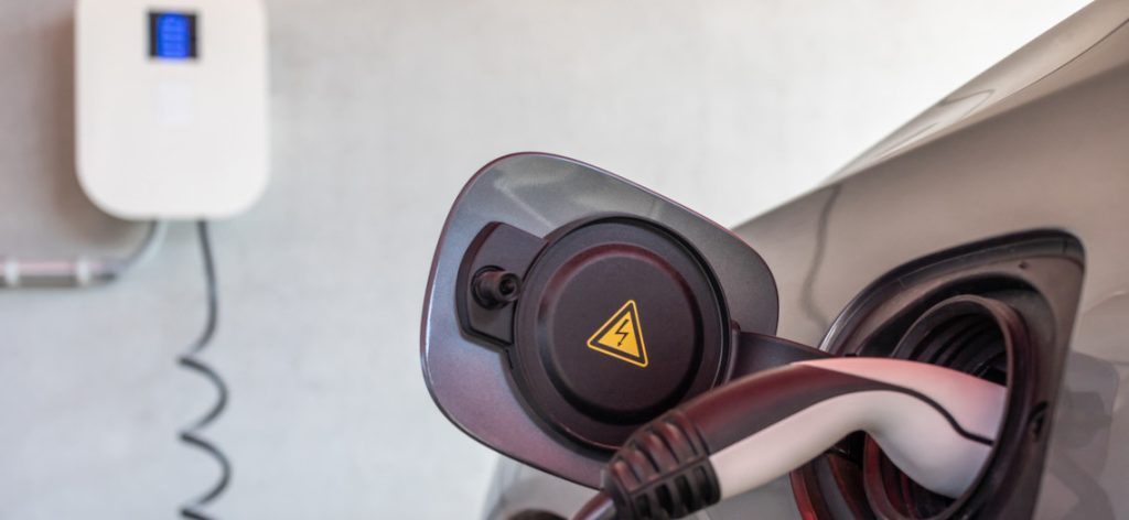 E-Auto Tankdeckel an Ladesäule Wallbox