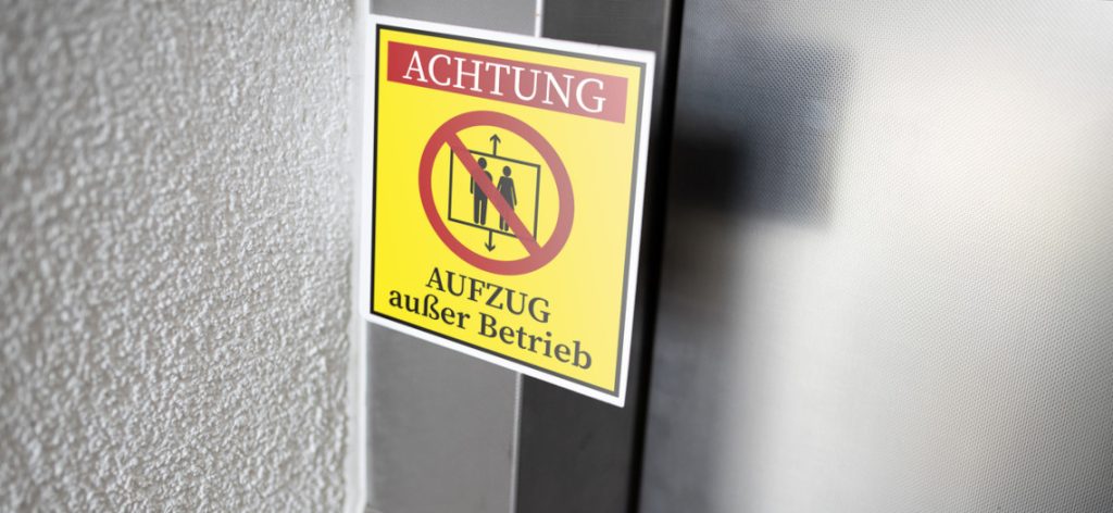 Warnschild am Fahrstuhl Aufzug außer Betrieb