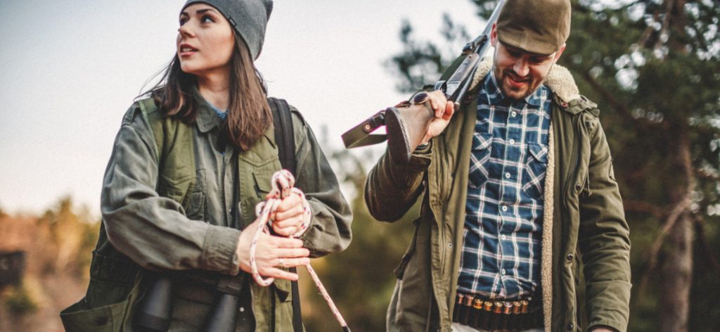 Mann und Frau beim Jagen