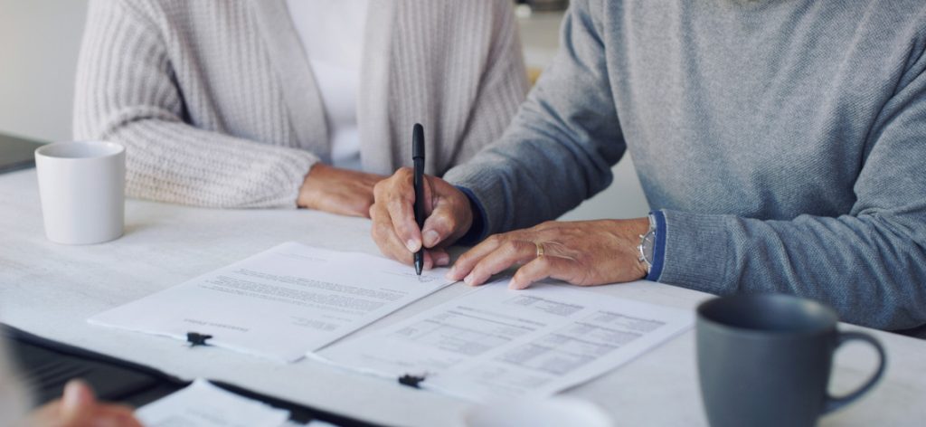 Älterer Mann unterschreibt Testament