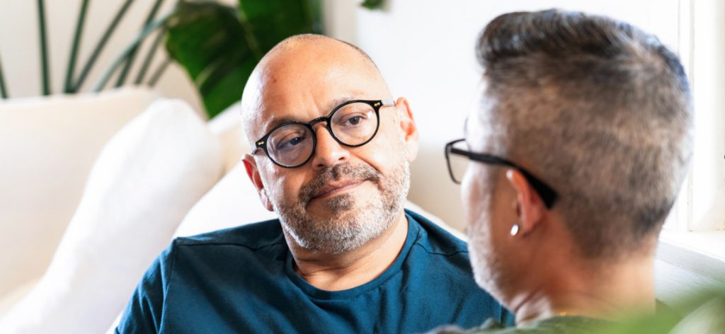 Zwei Männer im ernsten Gespräch auf Couch