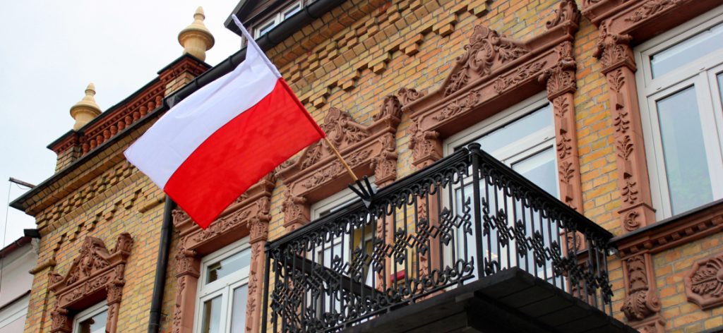 Polnische. Flagge am Balkon eines Gebäudes