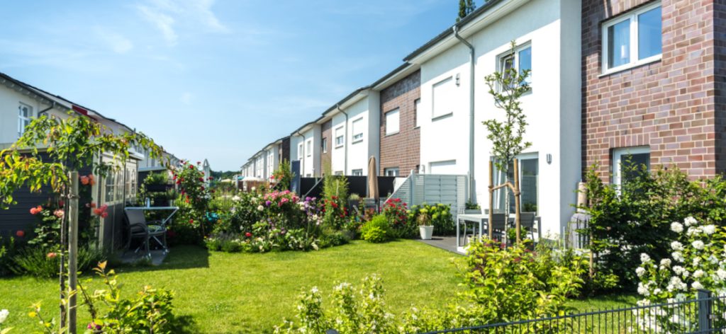 Neu gebaute Reihenhäuse mit Garten